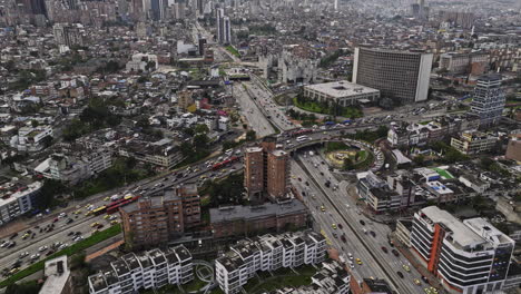 Vista-Aérea-De-Pájaro-V42-De-Bogota-Colombia,-Paso-Elevado-De-La-Soledad-Que-Captura-El-Tráfico-Intenso-En-La-Intersección-De-La-Autopista-Avenida-Nqs-Y-El-Paisaje-Urbano-Del-Centro-De-Teusaquillo---Filmado-Con-Cine-Mavic-3---Noviembre-De-2022