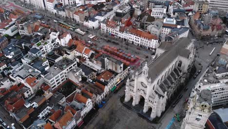 Vuelo-Aéreo-Sobre-La-Iglesia-Con-La-Señal-De-La-Cruz,-Bruselas,-Bélgica