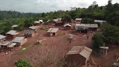Fliegen-Sie-über-Das-Dorf-Und-Den-Kakaorahmen-In-Ghana
