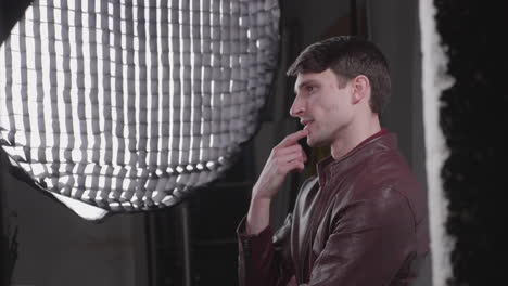 modelo de hombre de moda con chaqueta de cuero posando en el estudio - medio