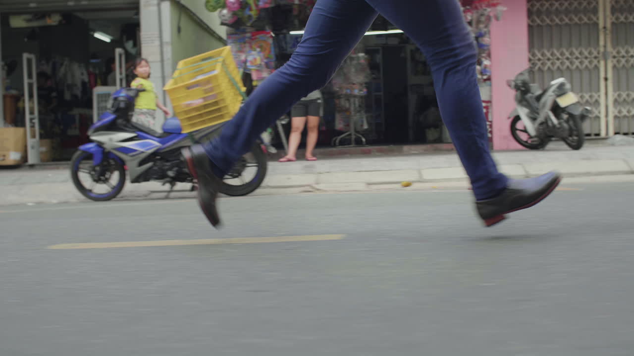 양복을 입고 길을 달리는 남자