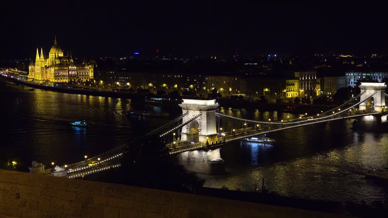 Un ponte illuminato dalla luce della sera lungo il fiume Danubio a Budapest, Ungheria.