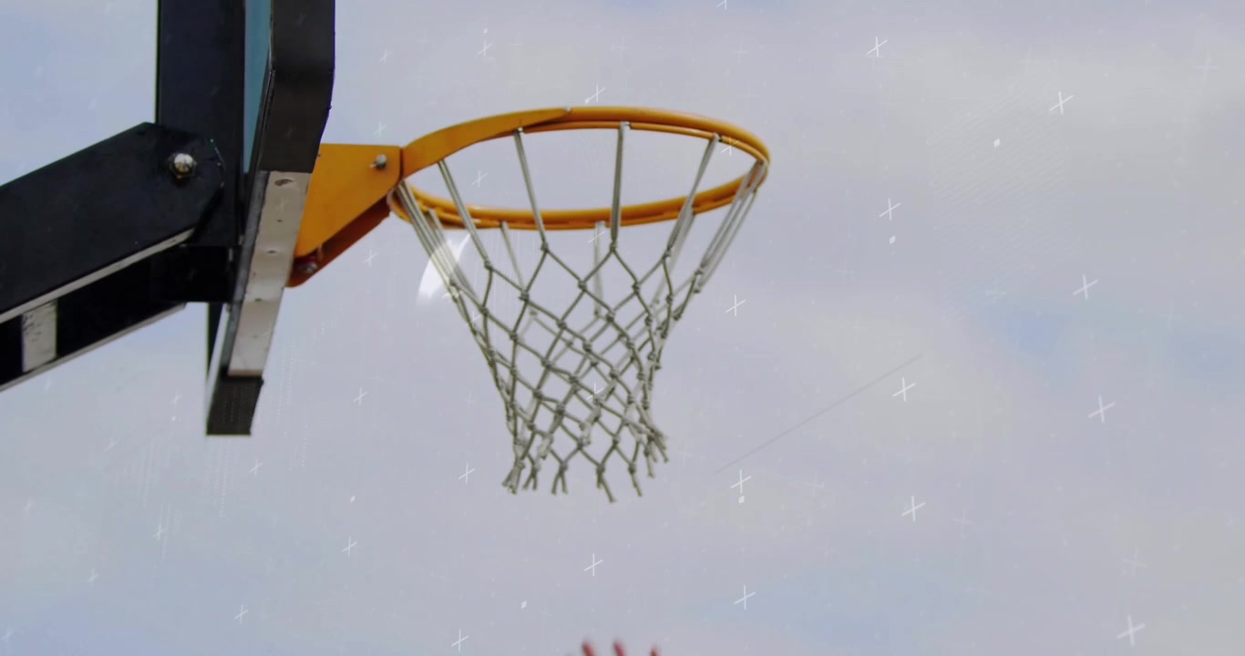 Braccio che lancia una palla da basket verso il canestro, la palla colpisce il ferro e la retina tra grafici di dati che illustrano statistiche.