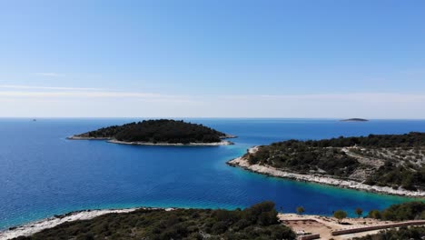 tiro de drone de la isla de jaz en croacia