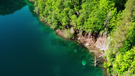Ruhiges-Blaues-Wasser-Mit-Spiegelung-Der-Waldberge-Im-Nationalpark-Plitvicer-Seen-In-Kroatien