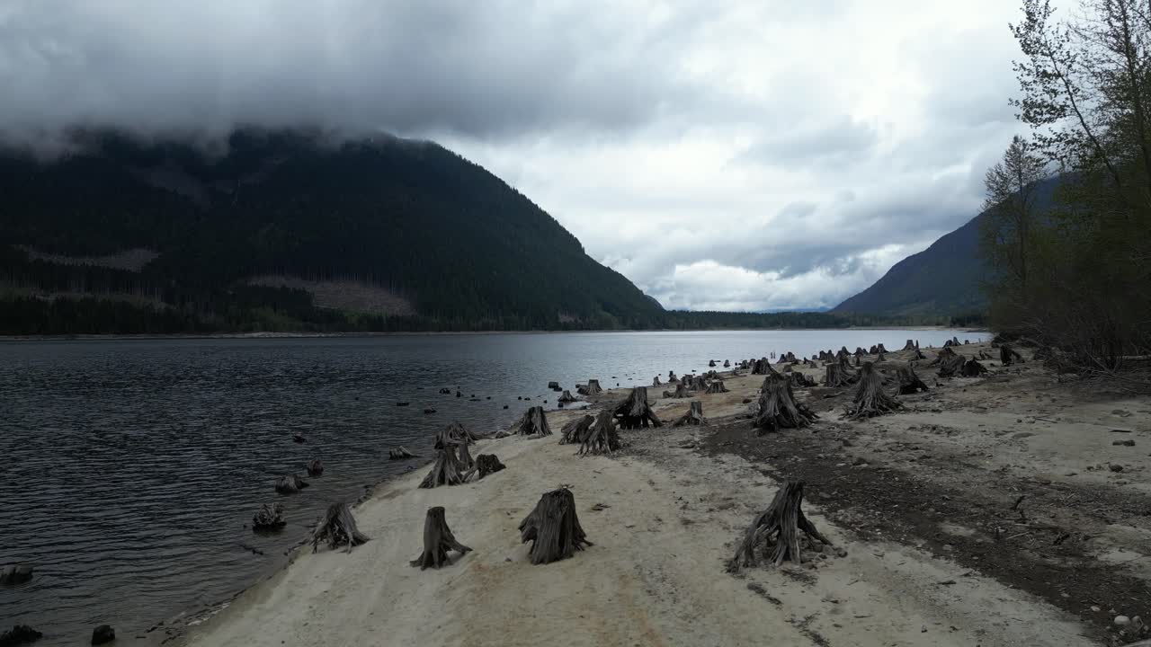 lago pintoresco rodeado de montañas en un día nublado
