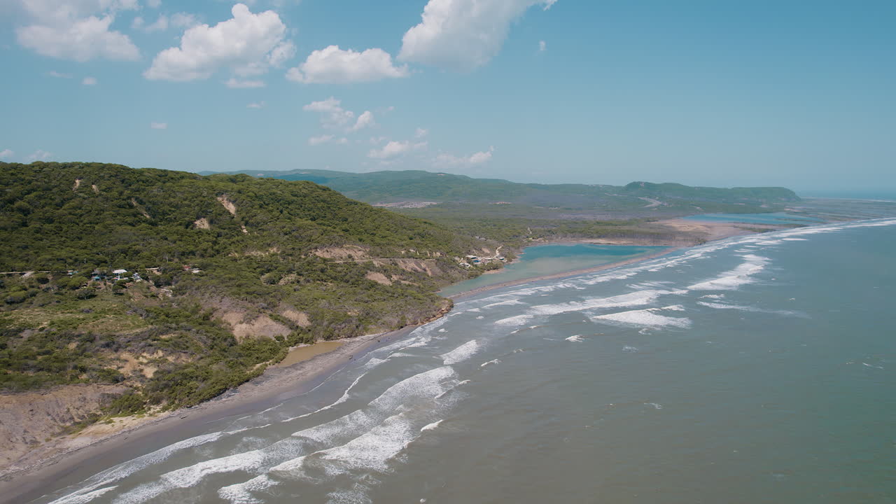 serenidad aérea en puerto colombia: pequeñas olas graciosamente chocan contra la playa tranquila, creando un panorama costero relajante y pintoresco