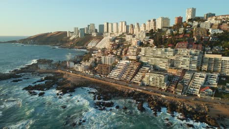 vista aérea a través de la pintoresca avenida borgoño resorts turísticos paisaje urbano reñaca con olas rompientes