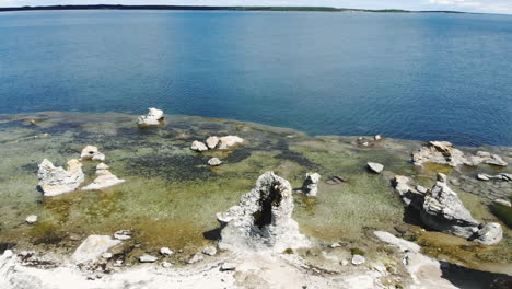 Drohne-Steigt-über-Seestapel-Und-Klares-Wasser,-Insel-Gotland,-Schweden