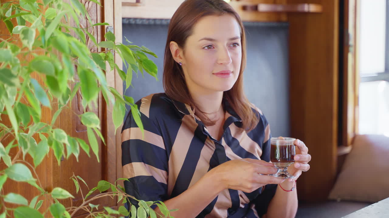 빈티지 열차 차량 에서 커피 를 마시고 있는 여자