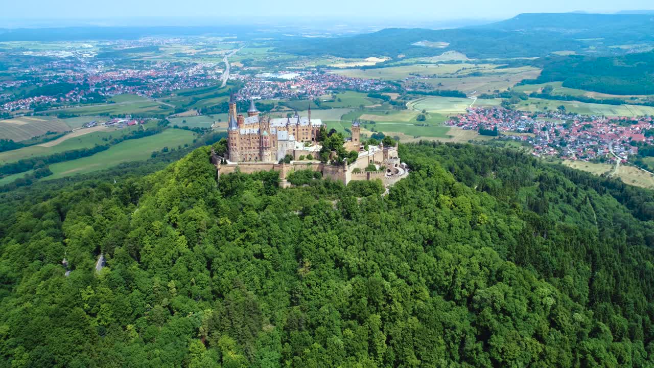 el castillo de hohenzollern, alemania. vuelos aéreos de aviones no tripulados.
