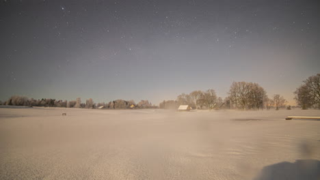 Tag-zu-Nacht-Zeitraffer-Eines-Hauses-Unter-Freiem-Himmel-Und-Einigen-Bäumen-Im-Hintergrund