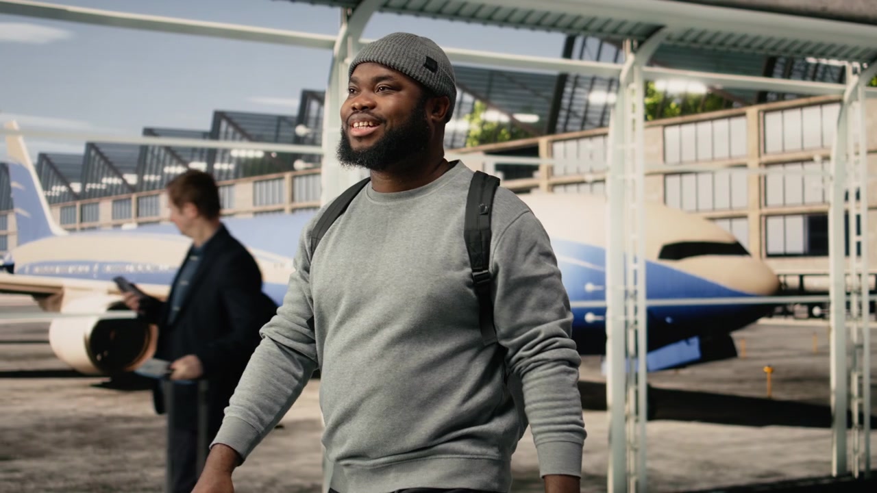 Uomo in aeroporto che controlla le informazioni del volo sulla carta d'imbarco.