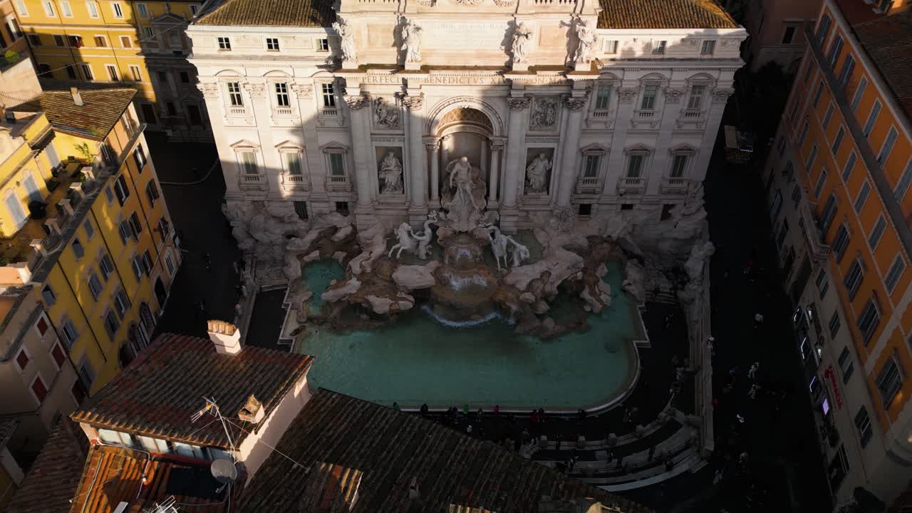 Terugtrekkende luchtopname weg van de Fontana di Trevi in Rome, Italië
