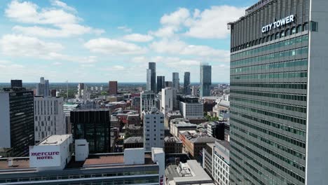 Vuelo-De-Drones-Aéreos-De-4k-30fps-En-El-Centro-De-La-Ciudad-De-Manchester-En-Los-Jardines-De-Piccadilly-Al-Lado-Del-Edificio-De-La-Torre-De-La-Ciudad-Con-Vistas-Al-Horizonte-De-Las-Torres-Deansgate-Con-Vistas-A-Los-Tejados