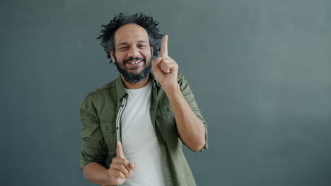 hombre feliz señalando