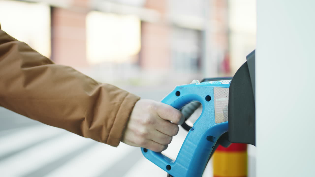 전기 차량을 충전하는 사람