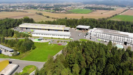 gran planta de reciclaje de plástico industrial en el campo de europa del este, tiro aéreo