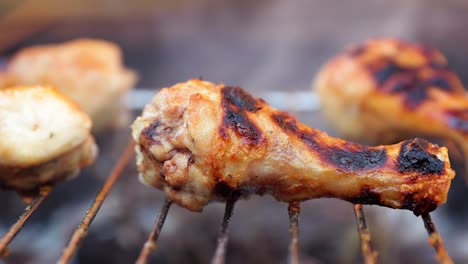 Gegrilltes-Hähnchen-Vom-Grill,-Am-Feuer-Zubereitet