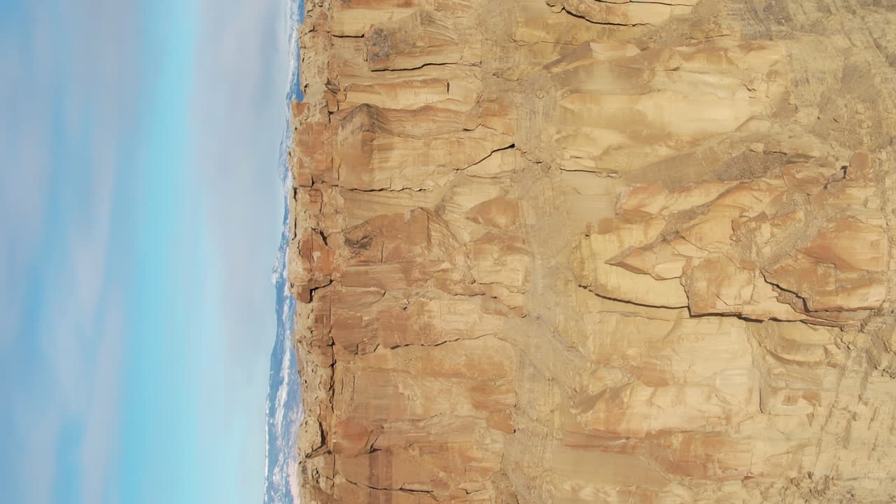 vista aérea vertical de la formación de roca butte en el paisaje desértico de utah ee.uu. en un día caluroso y soleado