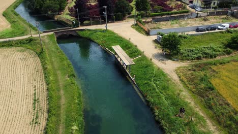 Antena-De-Campo-Agrícola-Con-Canal-De-Agua-De-Río-Para-Riego