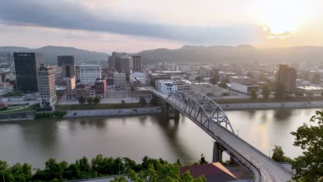 Die-Sonnenaufgangsantenne-Schiebt-Sich-über-Die-Baumwipfel-Und-Zeigt-Charleston,-West-Virginia