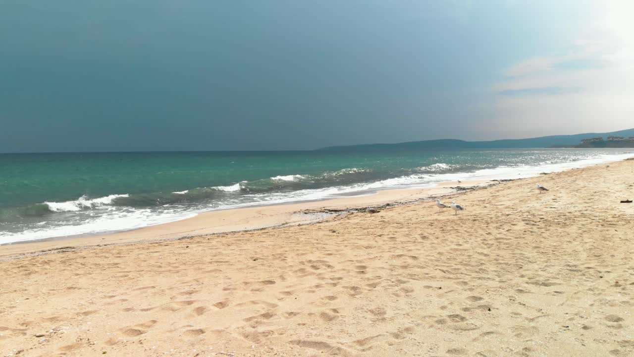 흐린 날 해변, 소조폴, 불가리아-1에서 드론으로 느린 움직임 촬영