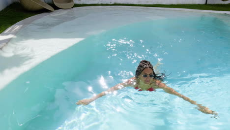 piscina con agua limpia
