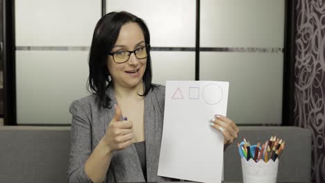 maestra haciendo videoconferencia. educación a distancia con la clase de los niños en casa