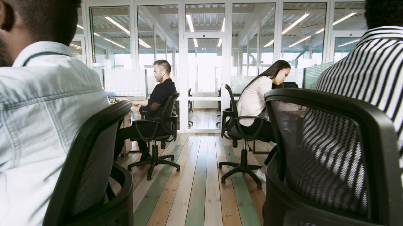 현대 사무실에서 일하는 다양한 동료들