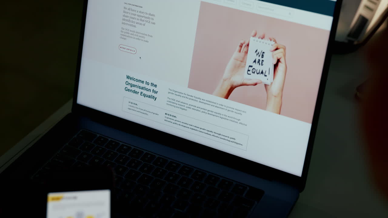 manos, computadora portátil y teléfono con sitio web en la noche