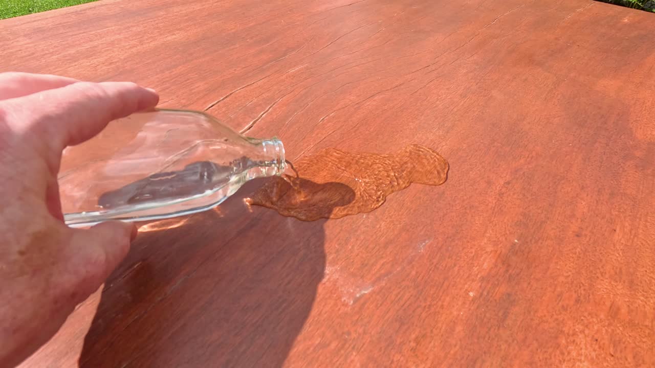 뜨거운 표면에 물을 부어 증발시니다.