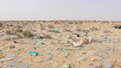 una gran cantidad de residuos y basura en la tierra de los nómadas entre la frontera de marruecos y mauritania