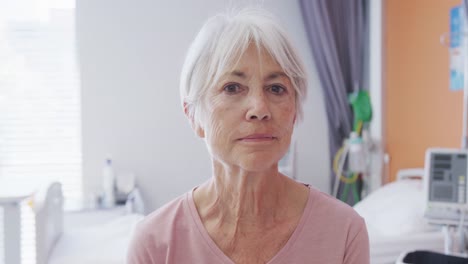 Portrait-of-happy-senior-caucasian-woman-smiling-and-looking-at-camera-at-hospital