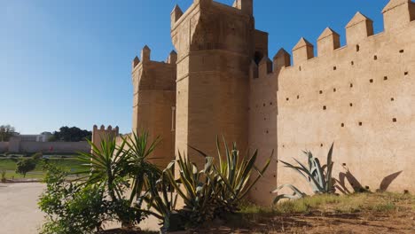 średniowieczne fortyfikacje chellah lub shalla w arabskim mieście rabat w maroku