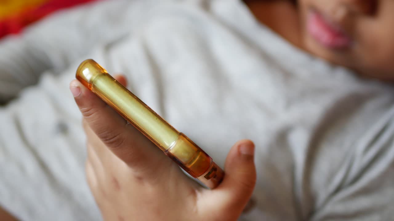 ⁇ 드폰으로 만화를 보는 소녀