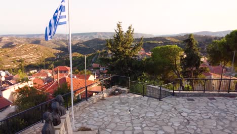 Imágenes-Aéreas-De-Drones-Del-Pueblo-Tradicional-En-La-Cima-De-Una-Colina-Vouni,-En-Limassol,-Chipre-3