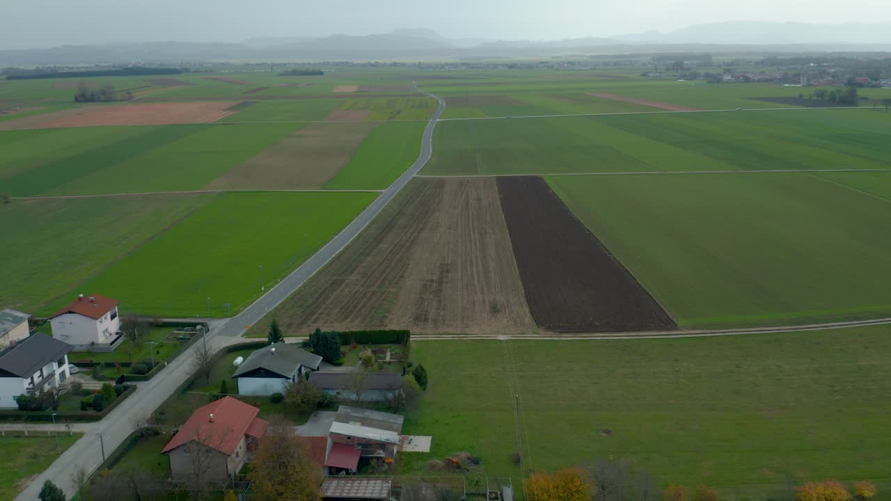 vista aérea de tierras de cultivo verdes en eslovenia