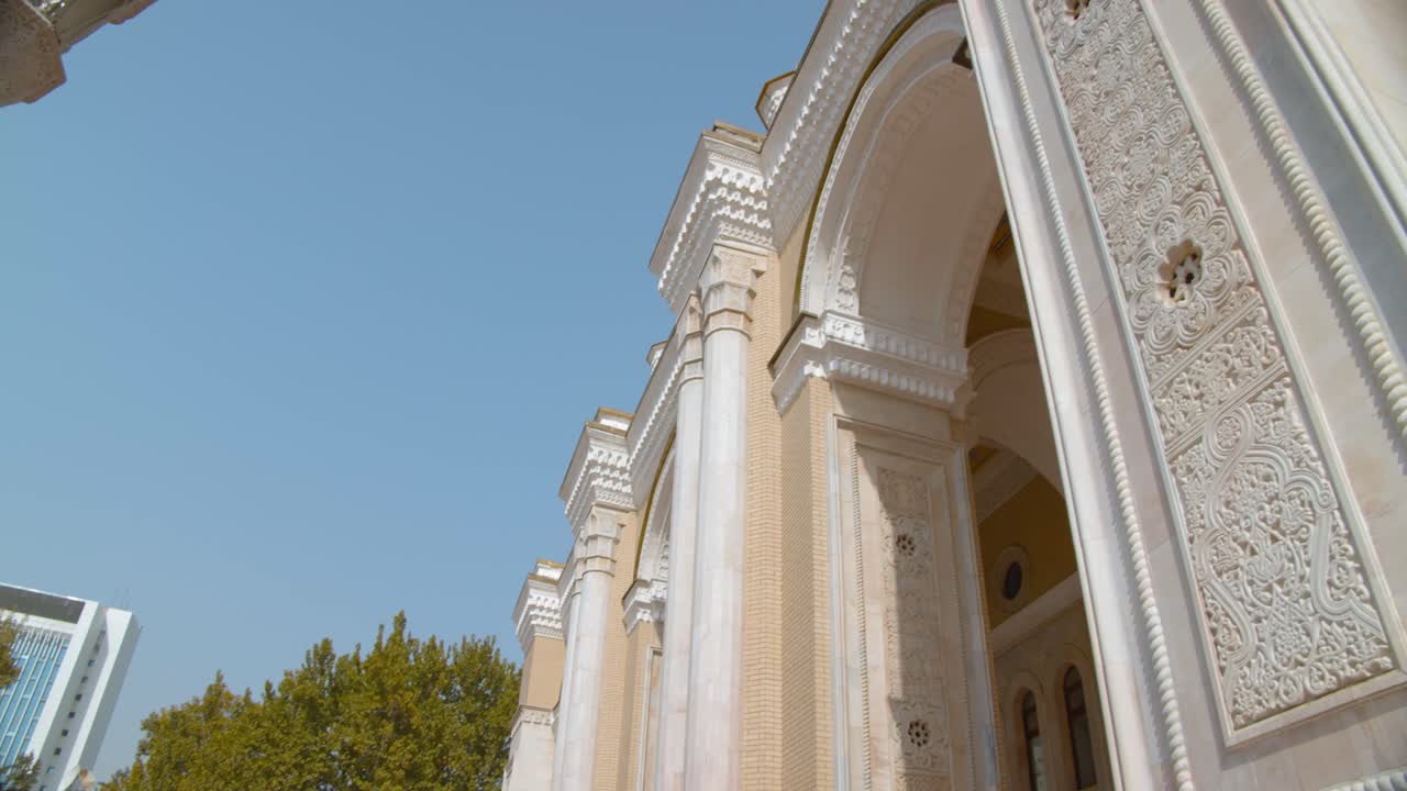 el teatro bolshoi académico estatal del teatro navoi es el teatro de ópera nacional en tashkent, uzbekistán
