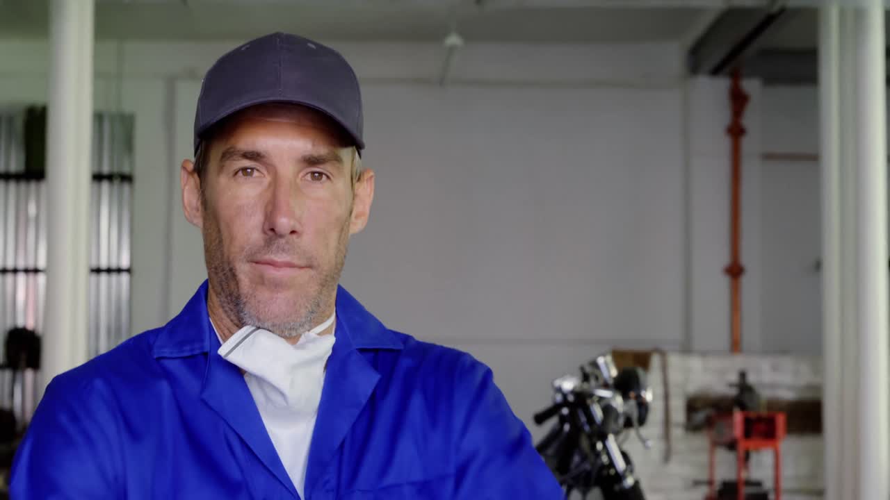 mecánico masculino con uniforme en un garaje de reparación de motocicletas 4k