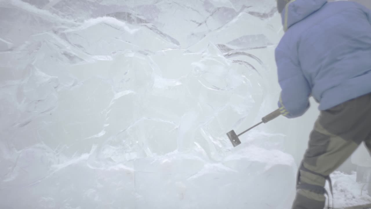 artista tallador de hielo en el trabajo
