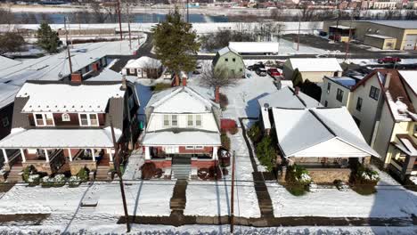 Sol-Brillante-En-Casas-Cubiertas-De-Nieve