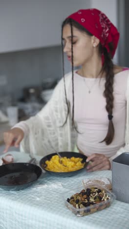 una adolescente cocinando en la cocina