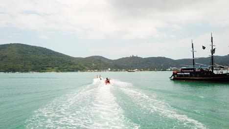 Banana-boat-going-fast-at-sea