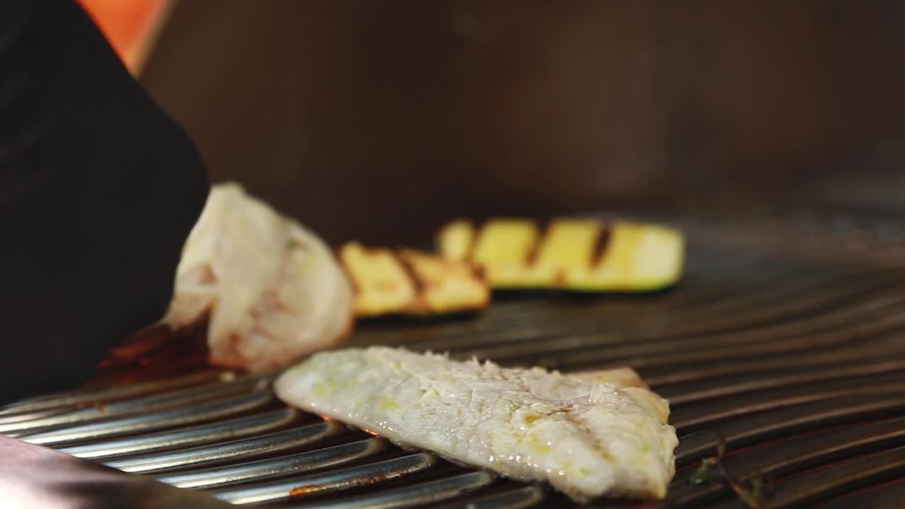 그릴 된 생선과 채소