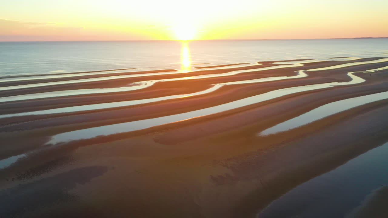 cape cod bay epic sun set imágenes aéreas de drones de la playa durante la marea baja con barras de arena y charcos