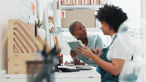 Mujeres-De-Logística,-Tabletas-O-Trato-De-éxito-De-Comercio-Electrónico