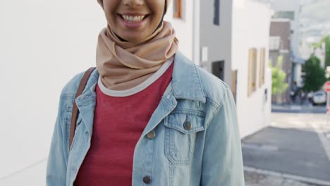 retrato de una mujer joven en la calle