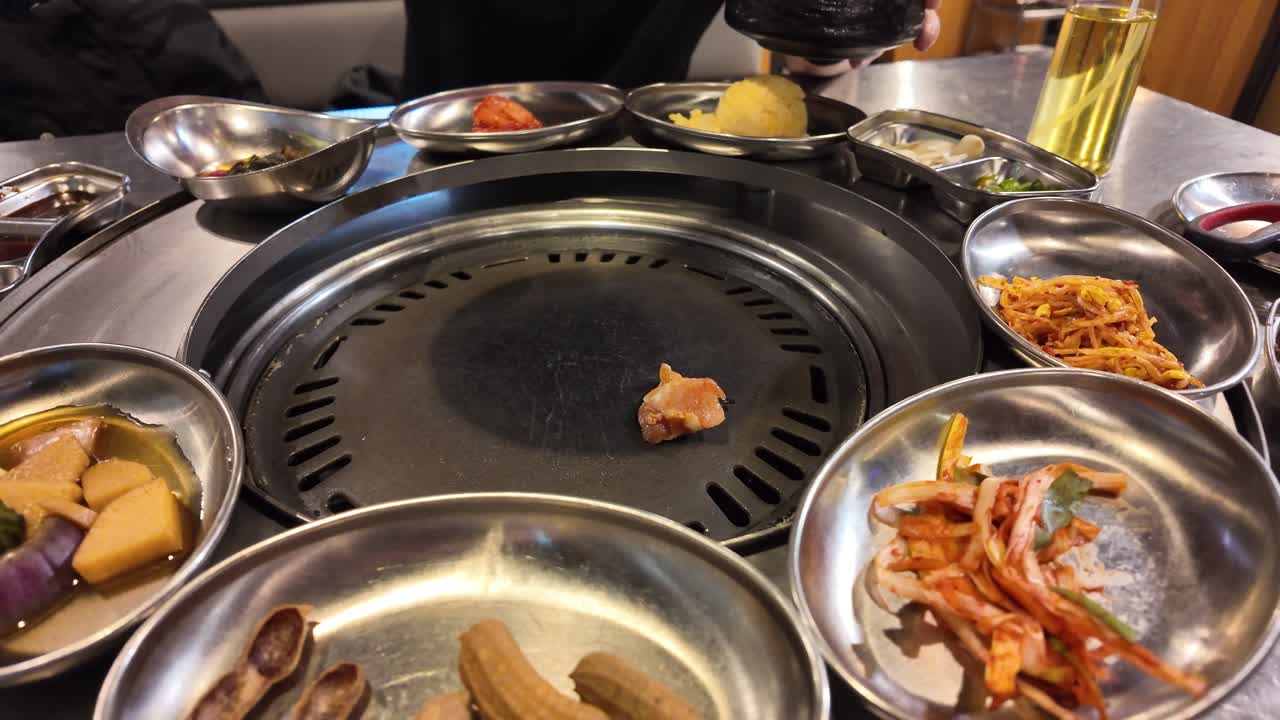 Video gerak lambat memasak daging segar dan sayuran di meja panggangan BBQ Korea di Chongqing, Tiongkok.