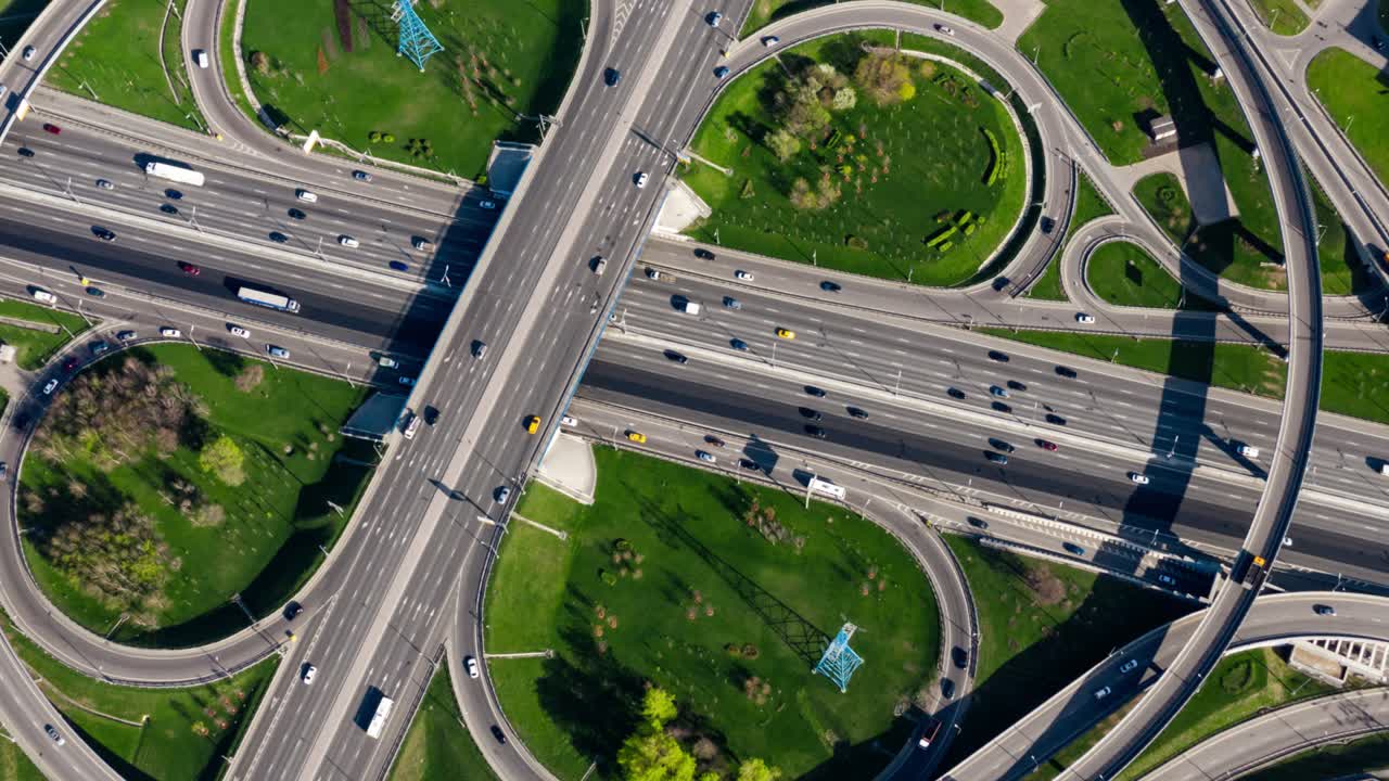 모스크바의 고속도로 교차로 교통 경로의 타임  ⁇ 스 항공 사진.